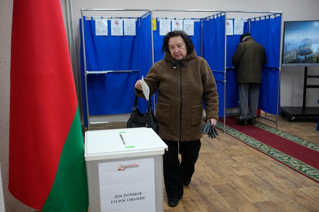 Schon vor dem eigentlichen Wahltag soll fast die Hälfte der Bevölkerung abgestimmt haben. - Foto: Pavel Bednyakov/AP/dpa