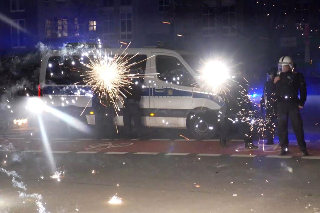 Angriffe auf Rettungssanitäter sowie auf Einsatzkräfte von Polizei und Feuerwehr haben die Politik auf den Plan gerufen. (Archivbild) - Foto: Julius-Christian Schreiner/TNN/dpa