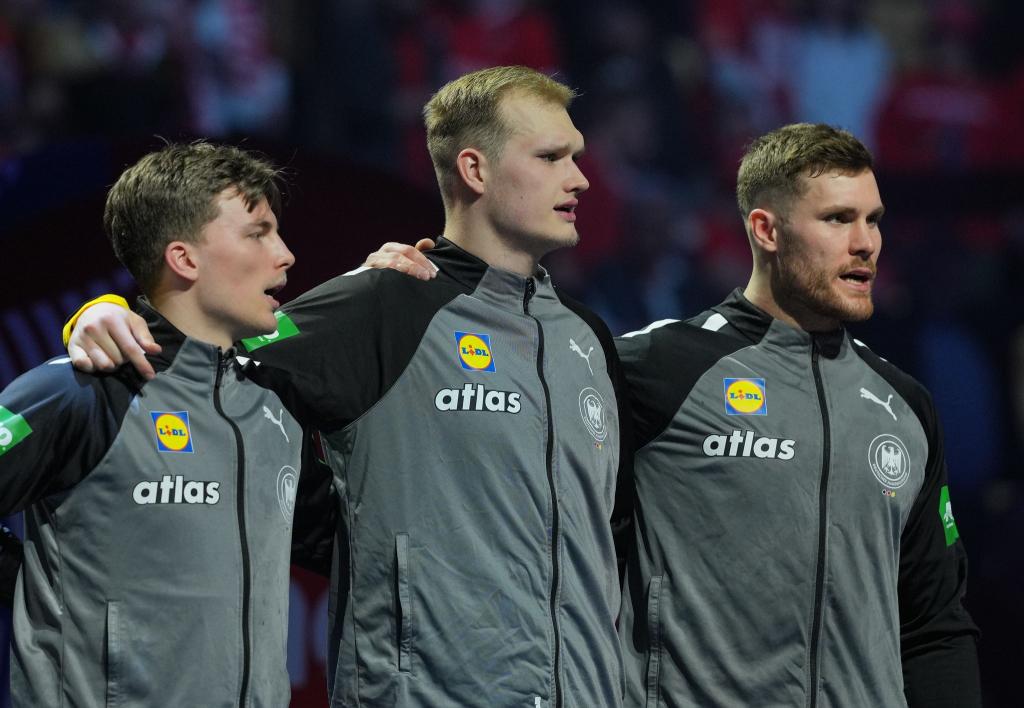 Die deutschen Handballer um Nils Lichtlein, David Späth und Johannes Golla (v.l.n.r.) treffen im WM-Viertelfinale auf Tunesien. - Foto: Soeren Stache/dpa