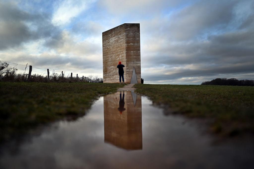 Wolken über der Bruder-Klaus-Kapelle in Nordrhein-Westfalen. - Foto: Federico Gambarini/dpa