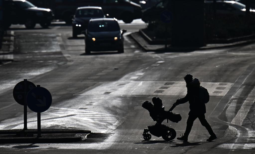 Es braucht mehr Zebrastreifen oder Verkehrsinseln - und das an den richtigen Orten, fordert etwa Unfallforscher Siegfried Brockmann. (Archivbild) - Foto: Sebastian Christoph Gollnow/dpa