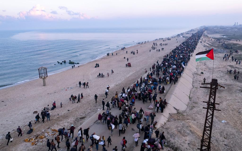 Nach Angaben der islamistischen Hamas kehrten am ersten Tag, an dem Israel den Netzarim-Korridor öffnete, bereits rund 300.000 Menschen in ihre Wohngebiete im Norden des Gazastreifens zurück. - Foto: Mohammad Abu Samra/AP/dpa