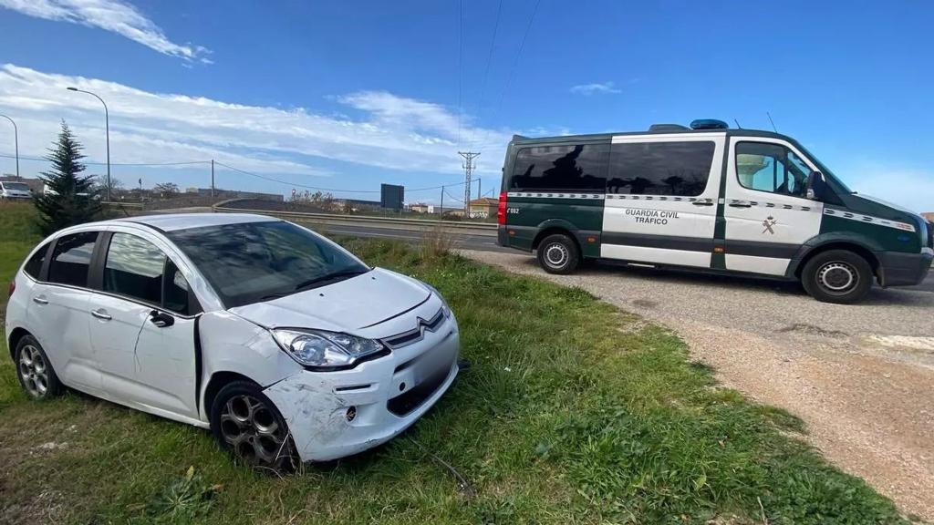 Mit einem weißen Kleinwagen fuhr ein 89-Jähriger die Radfahrer von hinten um. - Foto: B.Ramon/Diario de Mallorca“ /dpa