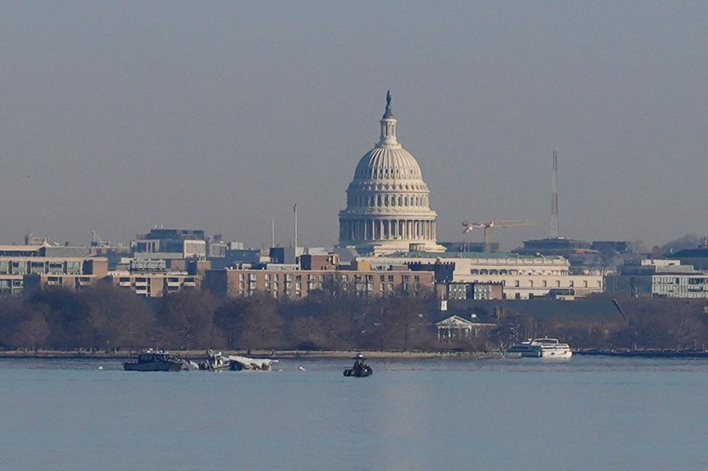 Am Morgen nach dem Absturz suchen Helfer nach Überlebenden und Toten in Washington. - Foto: Carolyn Kaster/AP/dpa