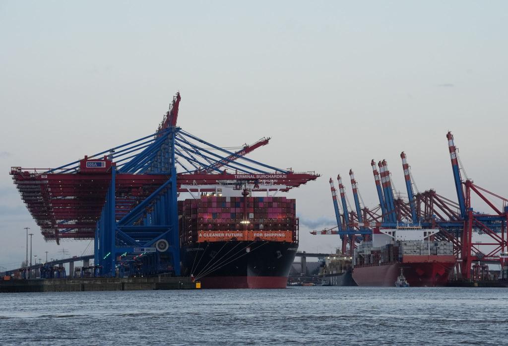 Containerschiffe von Hapag-Lloyd und Maersk liegen im Hamburger Hafen. (Archivbild) - Foto: Marcus Brandt/dpa