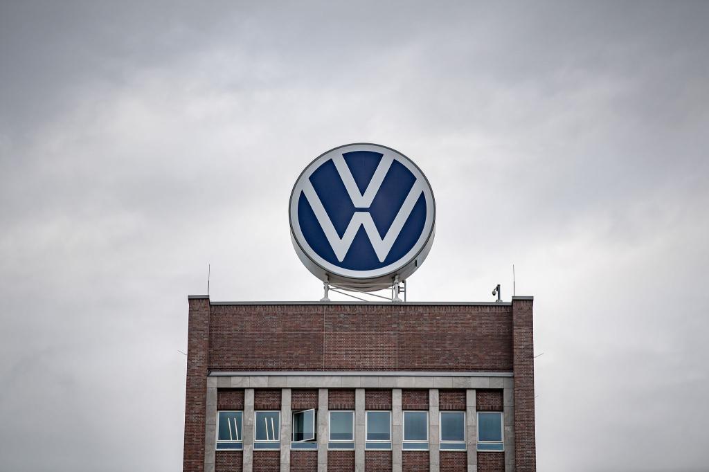 Autoaktien verlieren nach dem Bekanntwerden von Trumps Zollplänen an der Börse - besonders VW (Archivbild) - Foto: Sina Schuldt/dpa