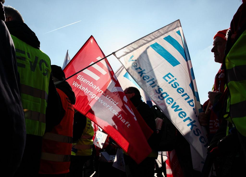 Die EVG kämpft seit Jahren gegen eine mögliche Aufspaltung der Bahn. - Foto: Hannes P. Albert/dpa