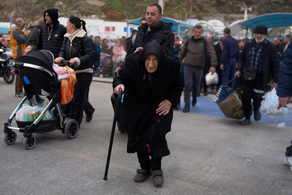 Die 94-jährige Flora auf dem Weg zur Fähre zum griechischen Festland. - Foto: Petros Giannakouris/AP/dpa