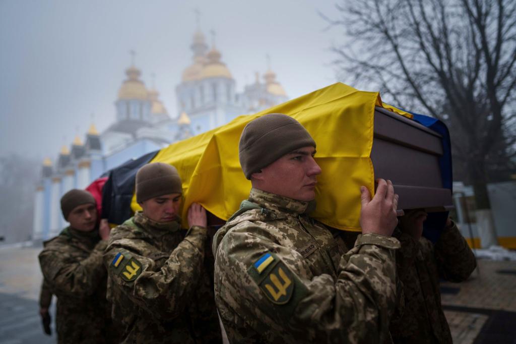 Beerdigungen von Soldaten sind in der Ukraine an der Tagesordnung. (Archivbild) - Foto: Evgeniy Maloletka/AP/dpa