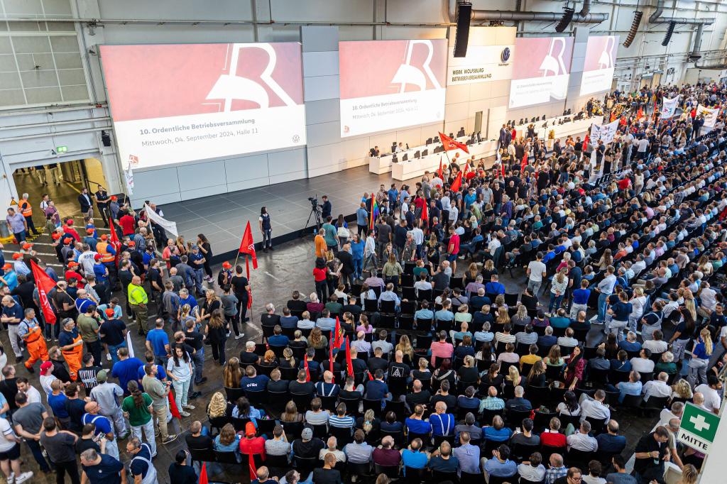 Bei der VW-Betriebsversammlung im September hatten Mitarbeiter noch gegen die Sparpläne des Konzerns protestiert. (Archivfoto) - Foto: Moritz Frankenberg/dpa Pool/dpa