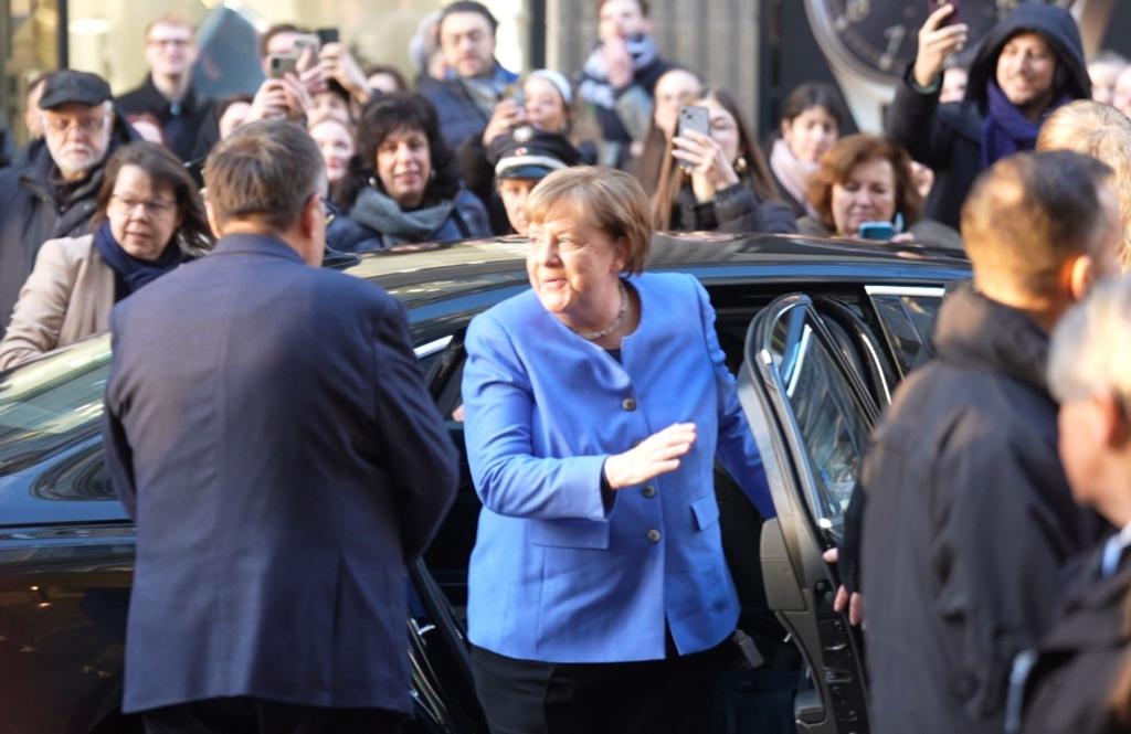 Eine Signierstunde in einer Hamburger Buchhandlung hat viele Käufer von Merkels Memoiren angelockt. - Foto: Marcus Brandt/dpa