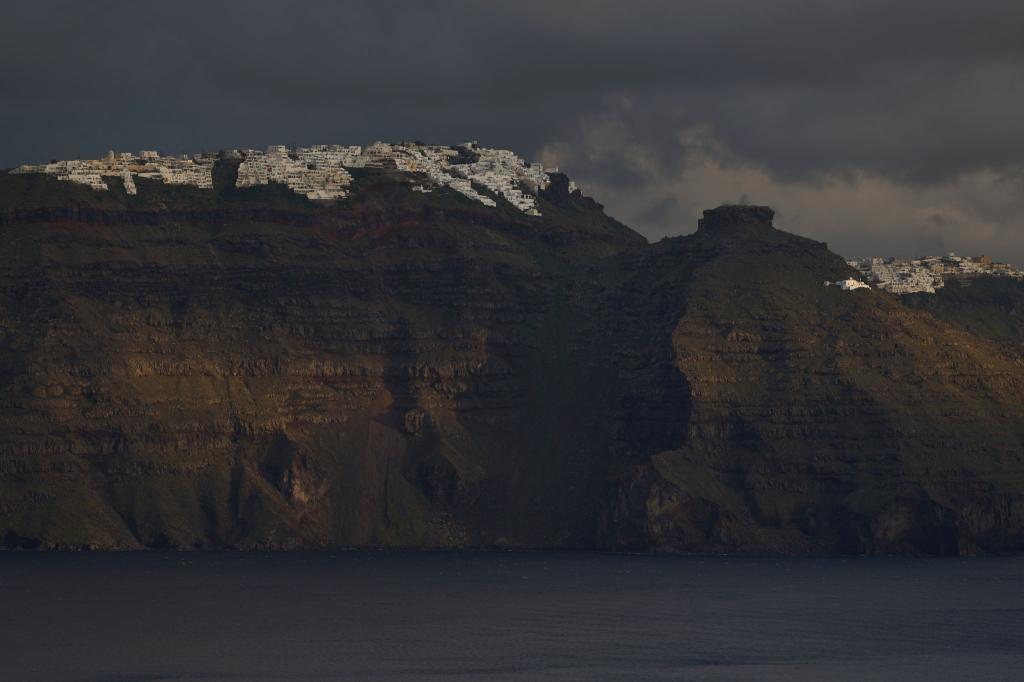 Auf Santorini gilt für mindestens die nächsten 30 Tage der Notstand - Foto: Petros Giannakouris/AP/dpa