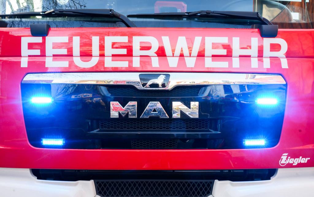 Zwei Ziele hatte die Feuerwehr: «die Dame zu befreien und möglichst wenig Schaden an dem Oldtimer-Fahrzeug anzurichten». (Symbolbild) - Foto: Julian Stratenschulte/dpa