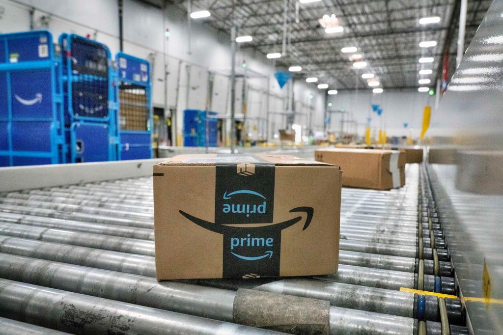 Amazon rechnet damit, dass der starke Dollar den Umsatz im laufenden Quartal drücken wird. (Archivbild) - Foto: Richard Vogel/AP/dpa