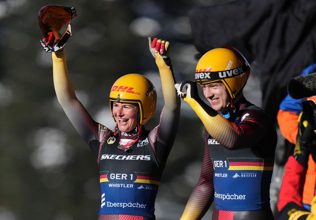 Julia Taubitz (l) und Max Langenhan holen das Premieren-Gold im Mixed-Einzelwettbewerb. - Foto: DARRYL DYCK/The Canadian Press/AP/dpa