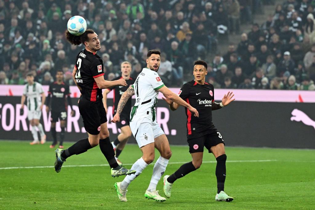 Tim Kleindienst erzielt die Gladbacher Führung gegen Frankfurt - Foto: Federico Gambarini/dpa