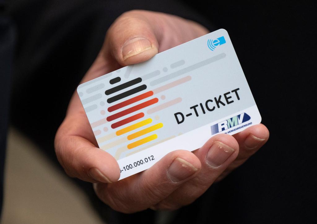 Bleibt das Deutschlandticket auf Dauer bestehen? Die Union hat sich bislang noch nicht festgelegt. - Foto: Boris Roessler/dpa