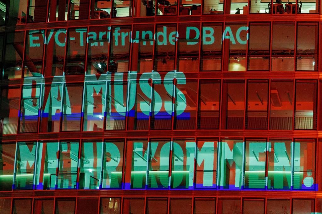 Mit einer Protestaktion am Bahntower am Vorabend der Verhandlungen verlieh die EVG ihren Forderungen Nachdruck. - Foto: Carsten Koall/dpa