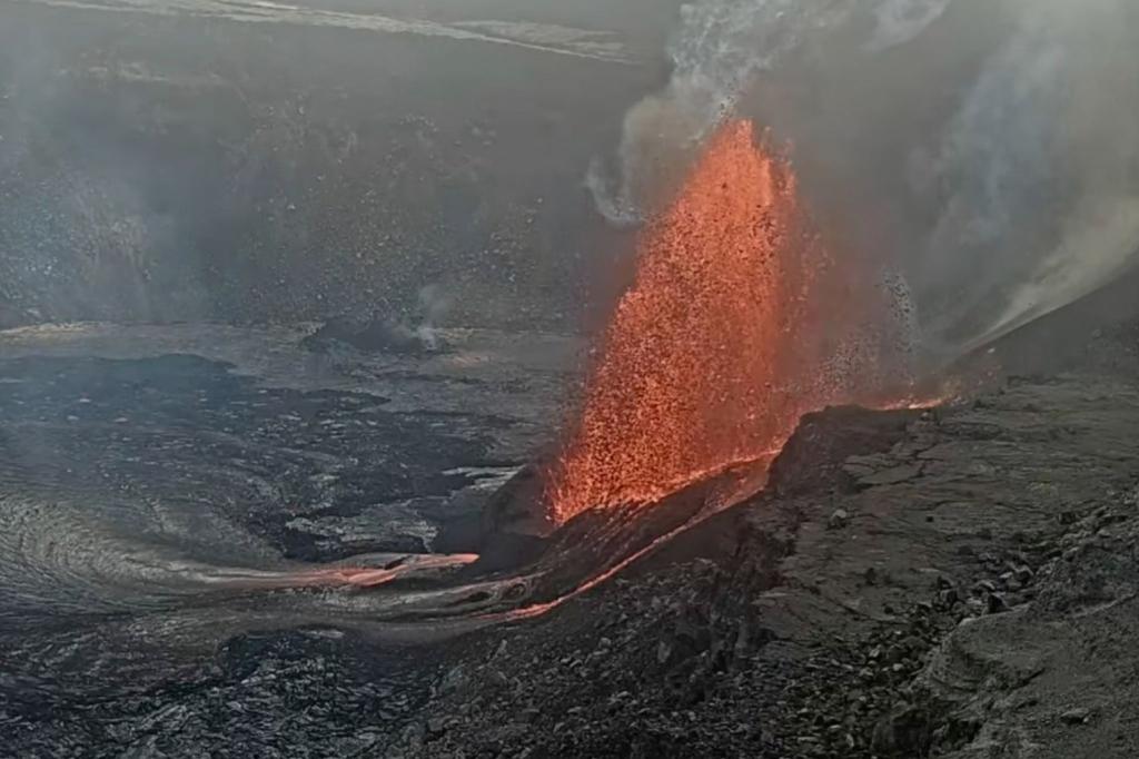  Der Vulkan Kilauea auf Hawaii spuckt erneut Lavafontänen. - Foto: Uncredited/U.S. Geological Survey/AP/dpa