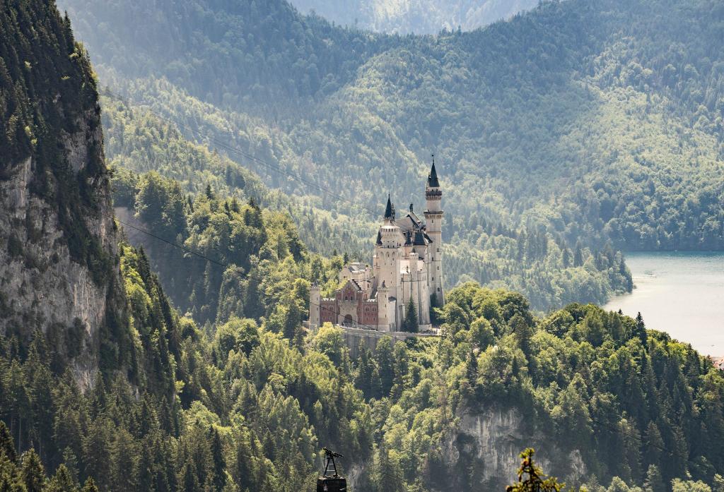 Mehr als eine Million Menschen besuchten 2024 das Schloss Neuschwanstein in Schwangau. (Archivbild) - Foto: Frank Rumpenhorst/dpa