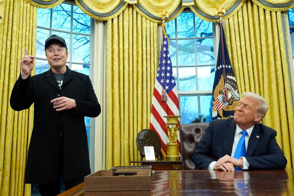 Das Programm, mit dem Trump (r) und Musk (l) Zehntausende Staatsdiener loswerden wollen, hat eine wichtige juristische Hürde genommen. - Foto: Alex Brandon/AP/dpa