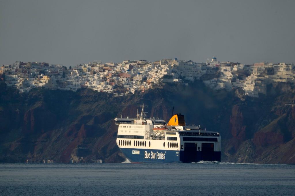 Auf Santorini stehen viele Häuser direkt am Kraterrand. Das kann bei einem starken Erdbeben zum Problem werden. (Archivbild) - Foto: Petros Giannakouris/AP/dpa