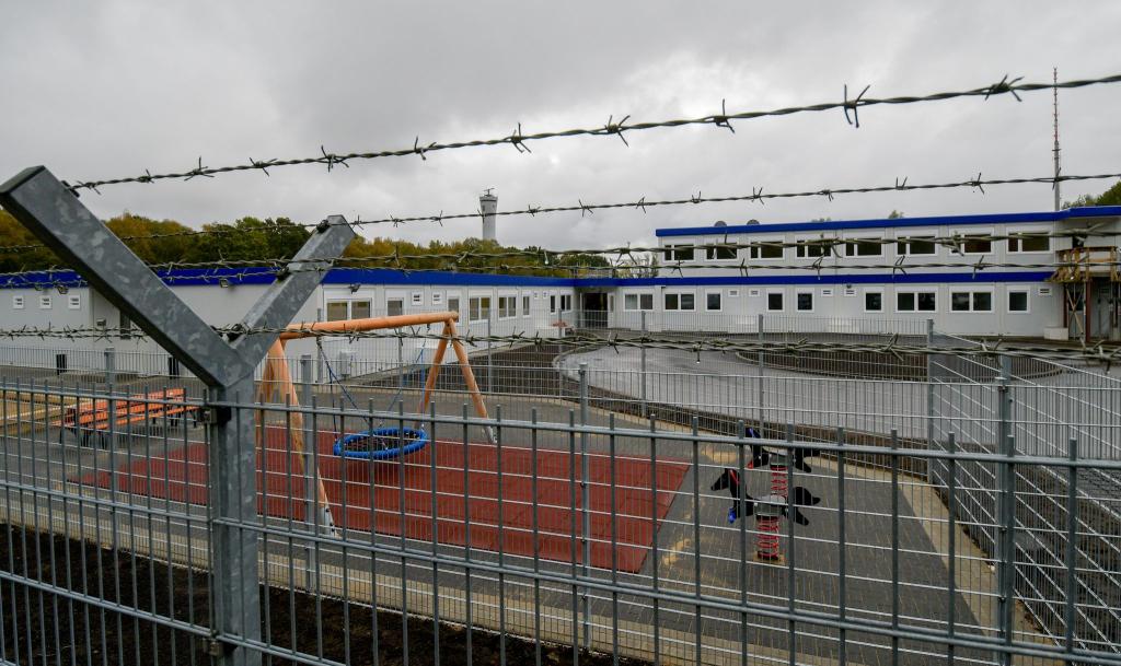 Stacheldraht umgibt die Container des Ausreisegewahrsams am Hamburger Flughafen. (Archivbild) - Foto: Axel Heimken/dpa