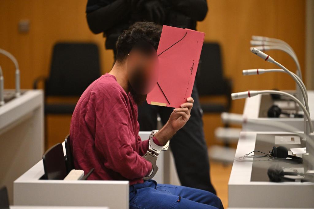 Der Angeklagte Sulaiman A. sitzt beim Prozessauftakt im Gerichtssaal. - Foto: Marijan Murat/dpa