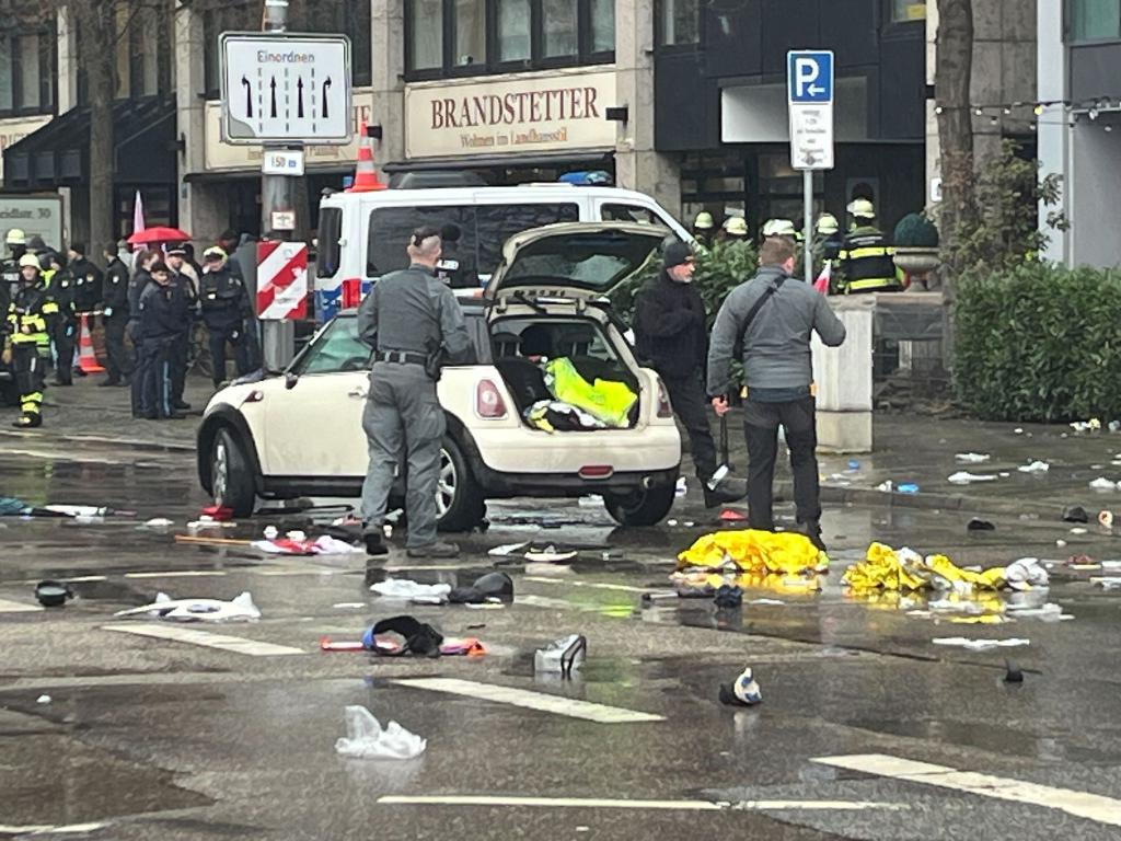 Trümmer liegen auf der Straße verteilt. - Foto: Christoph Trost/dpa