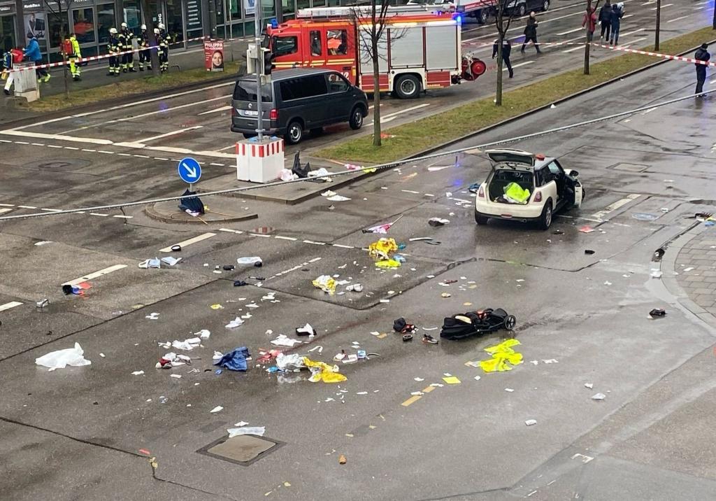 Trümmerteile und Kleidung liegen auf der Straße. - Foto: Alexa Gräf/dpa