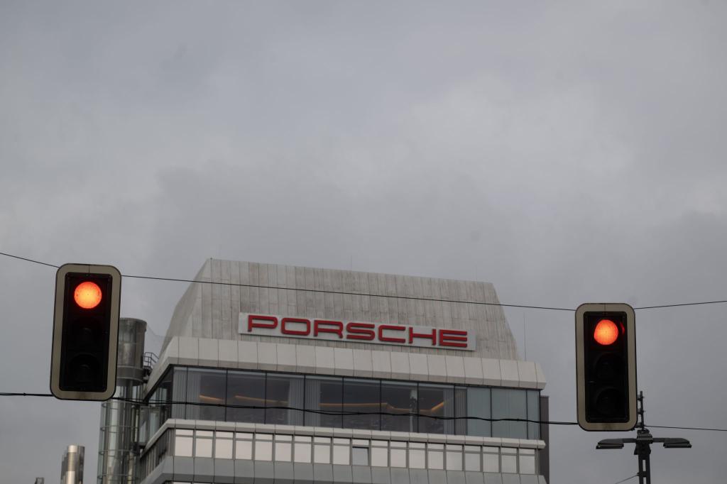 Porsche setzt den Rotstift an - und will rund 1.900 Stellen streichen. - Foto: Marijan Murat/dpa