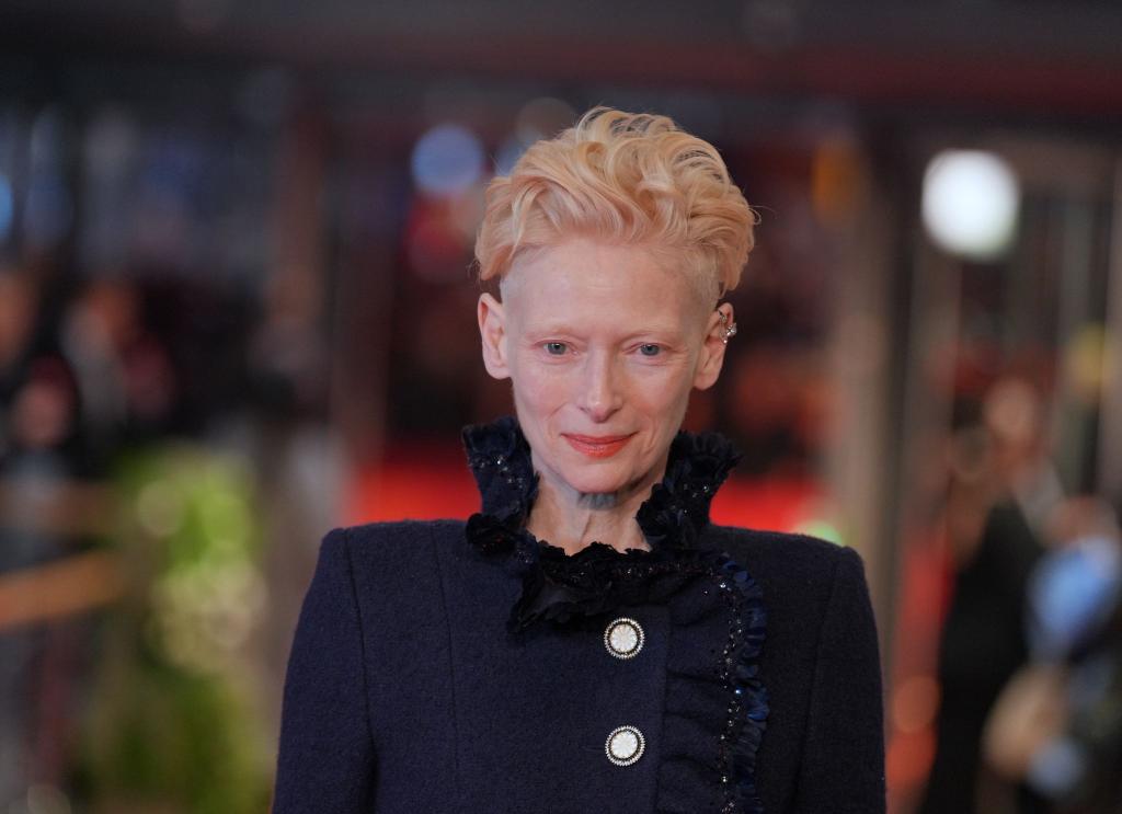 Tilda Swinton wird dieses Jahr mit dem Goldenen Ehrenbären der Berlinale geehrt. - Foto: Soeren Stache/dpa