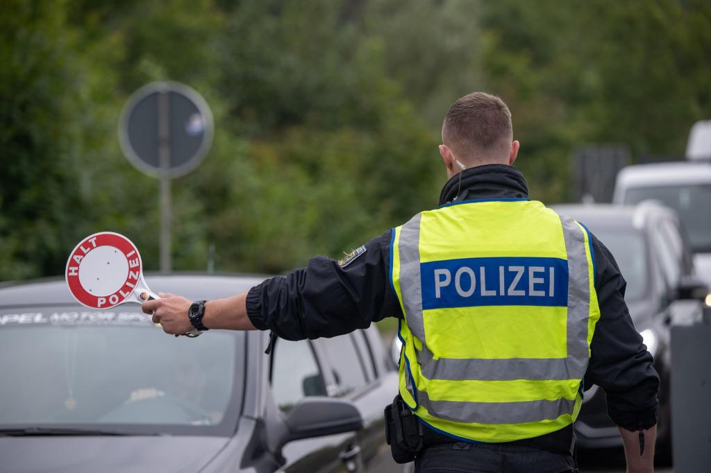 Inzwischen gibt es stationäre Kontrollen an allen deutschen Landgrenzen. - Foto: Harald Tittel/dpa