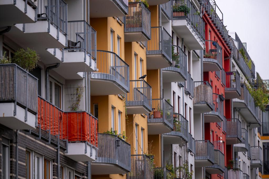 Der BGH will klären, ob Gemeinschaftskosten von WOhnungseigentümern auch zulasten einzelner Eigentümer umverteilt werden dürfen. - Foto: Monika Skolimowska/dpa