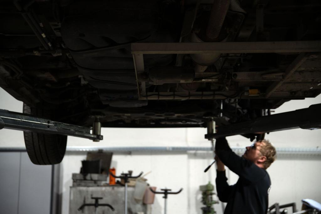 Nicht nur der Werkstattbesuch hat sich für Autofahrer in den vergangenen Jahren erheblich verteuert. (Archivbild) - Foto: Pia Bayer/dpa