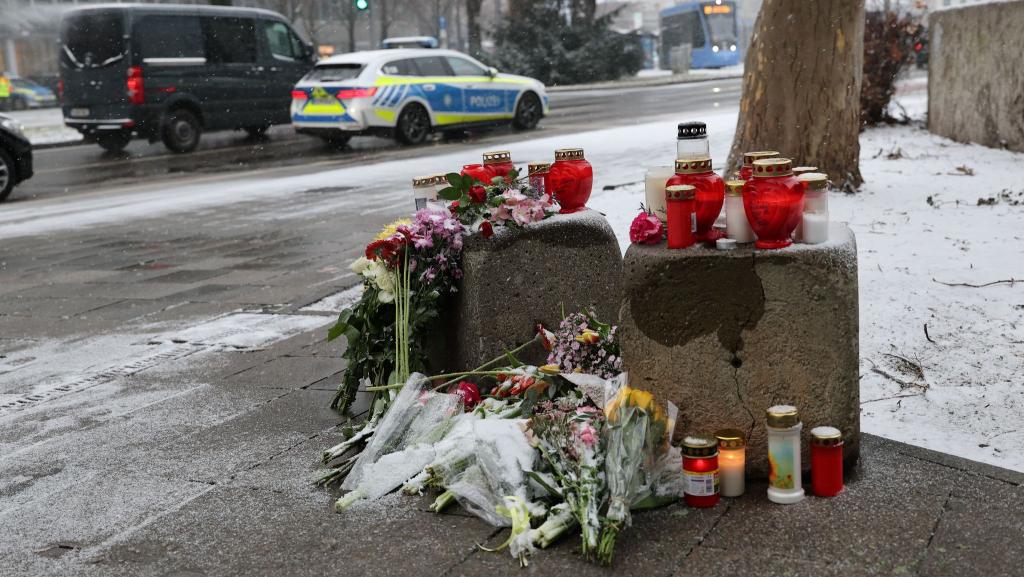 Blumen und Kerzen für die Opfer der Schreckensfahrt. - Foto: Daniel Löb/dpa