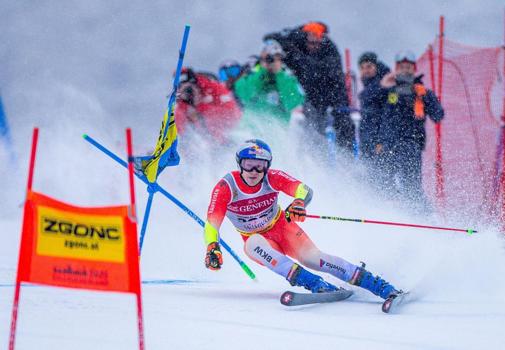 Der Schweizer Topstar Marco Odermatt fuhr im WM-Riesenslalom nur auf Rang vier. - Foto: Jens Büttner/dpa