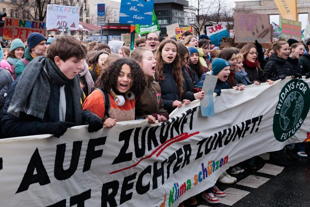 Protest für die Zukunft. - Foto: Carsten Koall/dpa