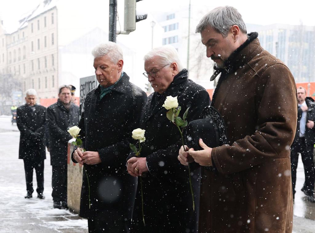 Stilles Gedenken am Tatort. - Foto: Daniel Löb/dpa