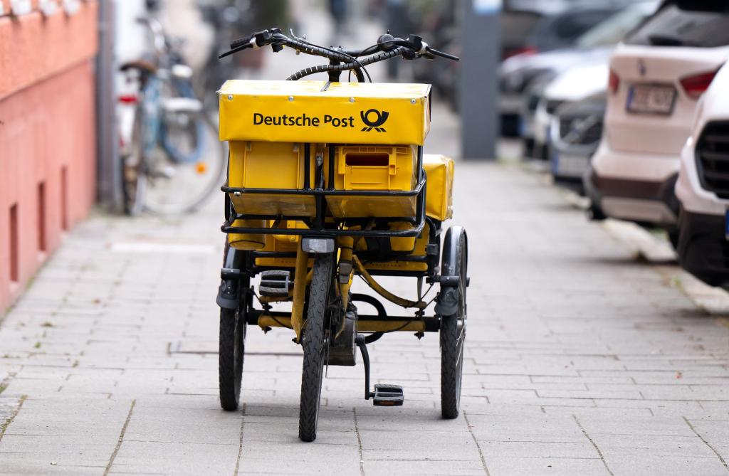 Ein Fahrrad eines Briefträgers steht auf einem Gehweg - auch dieser Briefträger möchte vermutlich gern deutlich besser bezahlt werden. - Foto: Sven Hoppe/dpa