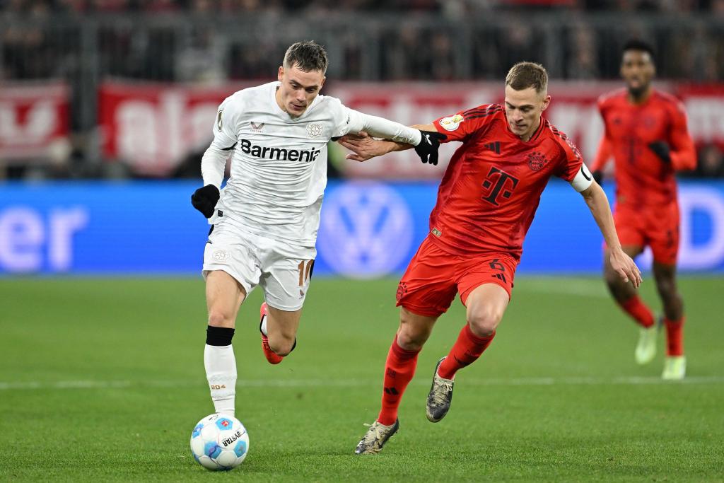 Am Samstag Gegner - irgendwann auch gemeinsam im Verein? Leverkusens Florian Wirtz (l) und Bayerns Joshua Kimmich. - Foto: Sven Hoppe/dpa