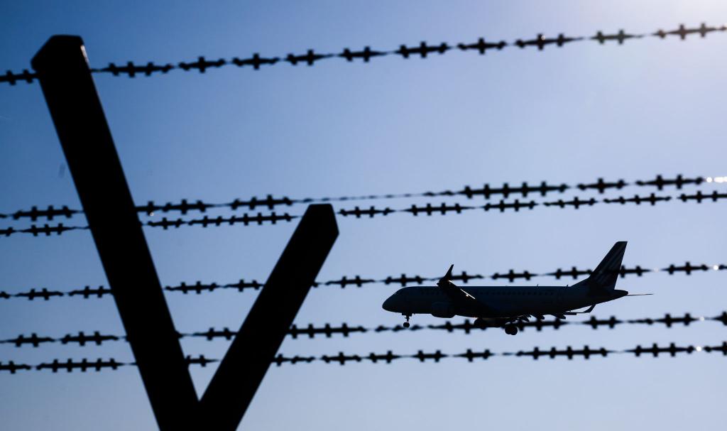 Eine Maschine mit abgelehnten Asylbewerbern ist gestartet. (Symbolbild) - Foto: Julian Stratenschulte/dpa