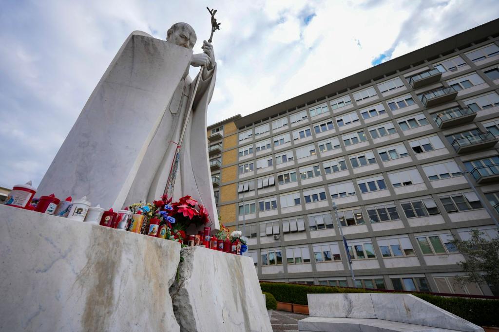 Papst Franziskus muss länger im Gemelli-Krankenhaus bleiben, wo auch schon sein Vorvorgänger Johannes Paul II. behandelt wurde. An den polnischen Papst erinnert dort heute ein Denkmal. - Foto: Andrew Medichini/AP/dpa