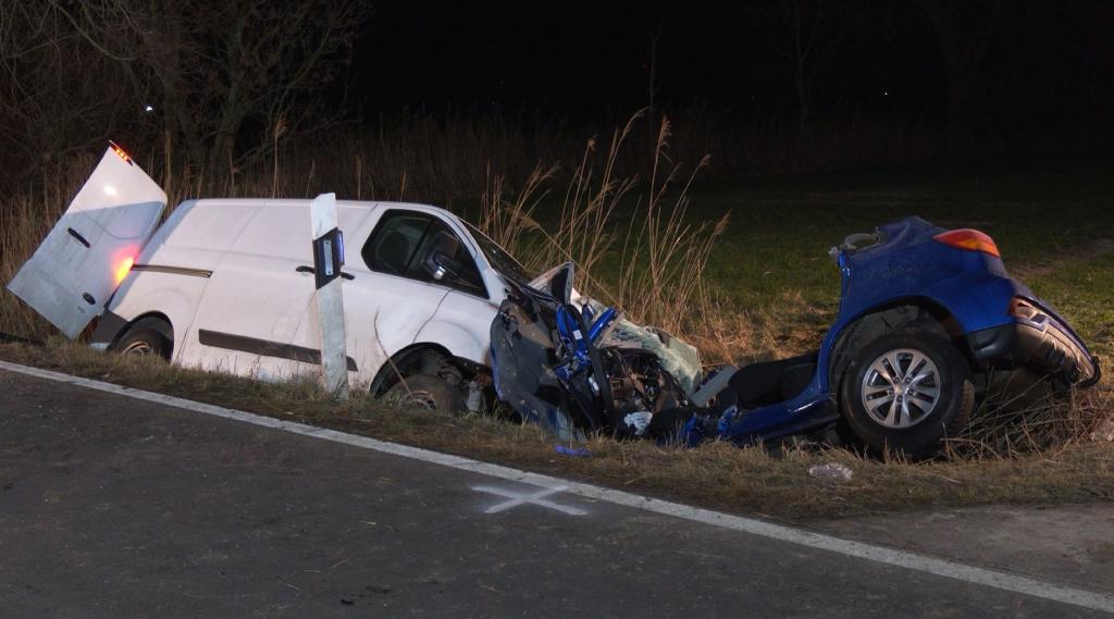 Ein dreijähriges Kind überlebt schwer verletzt einen Unfall in Pewsum - seine beiden Eltern sterben. - Foto: --/NonstopNews/dpa