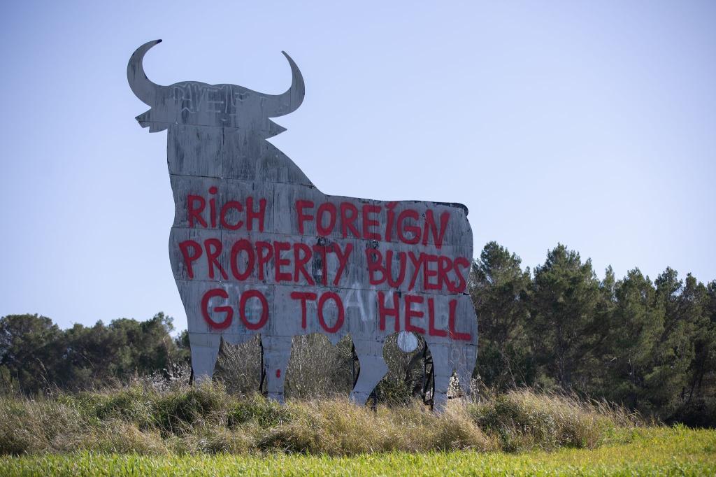 Die sogenannten Osborne-Stiere gelten in Spanien als Kult und als Wahrzeichen des Landes. (Foto aktuell) - Foto: Clara Margais/dpa