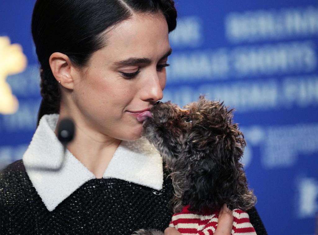 Margaret Qualley präsentierte ihren Hund erstmals der Öffentlichkeit. - Foto: Soeren Stache/dpa