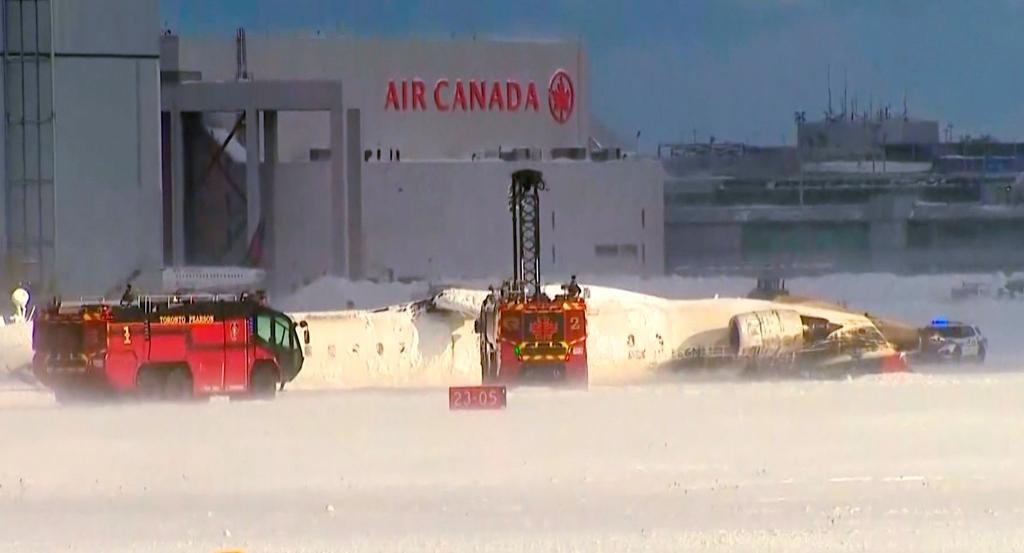 Flugzeug liegt auf dem Rücken - ein Flügel ist abgerissen - Foto: Uncredited/CTV/AP/dpa