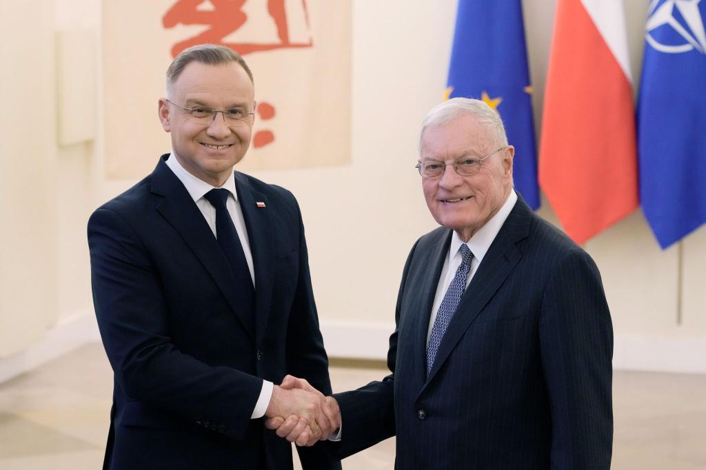 Polens Präsident Andrzej Duda mit dem US-Sondergesandten für die Ukraine Keith Kellogg. - Foto: Czarek Sokolowski/AP/dpa