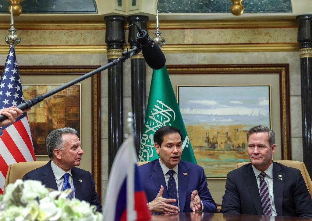 US-Außenminister Marco Rubio (M), der nationale Sicherheitsberater Mike Waltz (r) und der US-Nahostbeauftragte Steve Witkoff in Riad. - Foto: Evelyn Hockstein/Pool Reuters/AP/dpa