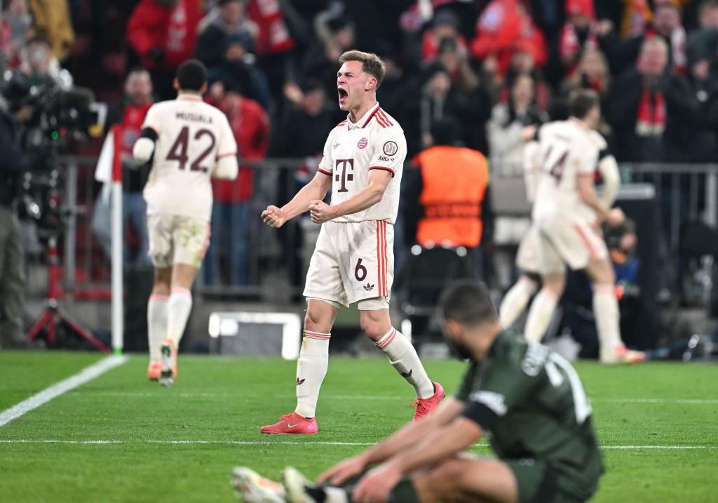 Der Moment der Befreiung und Erlösung: Joshua Kimmich (M) beim Jubel nach dem ganz späten Ausgleichstor des FC Bayern. - Foto: Sven Hoppe/dpa